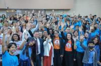 Fotografia em ambiente fechado que reúne magistrados, professores e alunos