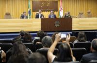 Fotografia em ambiente fechado que reúne três homens e uma mulher, no auditório do Tribunal Superior do Trabalho