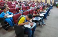 Fotografia em ambiente fechado que reúne estudantes desenhando