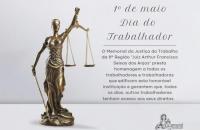 Arte com fundo claro. Ao lado esquerdo, uma estatueta da deusa Themis em dourado.