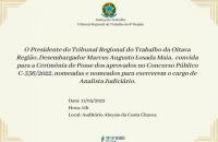 Arte gráfica de um convite em tom claro com as informações do texto