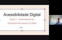 Captura de tela do computador com imagem dos slides e do instrutor lado a lado.