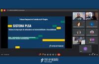 Captura de tela em que mostram oito janelas de usuários em uma chamada de vídeo, dispostas lado a lado em duas fileiras. 