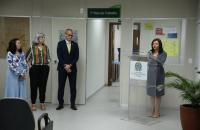 Fotografia em ambiente fechado que reúne quatro pessoas, sendo três mulheres e um homem