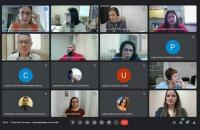 Captura de tela mostrando uma sala de reuniões do google meet com dezesseis pessoas.
