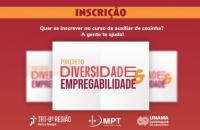 Arte gráfica com fundo vermelho e informações sobre a inscrição para o curso de auxiliar de cozinha 