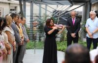 Fotografia em ambiente externo que reúne dezenas de pessoas na inauguração do Memorial em homenagem às vítimas da Covid 19