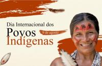 Arte gráfica com a fotografia de uma indígena morena com pintura e adorno indígenas. 