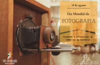 Fotografia de uma câmera fotográfica antiga na cor marrom. 