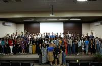 Foto em ambiente fechado, composta com todos os estagiários e estagiárias do tribunal, além de servidores.