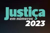 Arte gráfica com fundo preto e ao centro o texto "Justiça em números 2023" nas cores verde, cinza e branca.