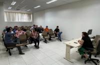 Fotografia em ambiente fechado, mostra uma sala com paredes, teto e chão brancos.