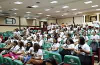 Fotografia em ambiente fechado que reúne centenas de mulheres no auditório da Unama