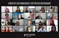 Captura de tela de uma chamada de vídeo. Nos dois extremos da vertical, uma faixa preta. 