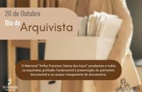  Imagem de uma pessoa carregando documentos. Centralizado à esquerda a frase: "20 de outubro Dia do Arquivista". Logo abaixo o t