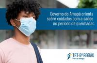 Fotografia em ambiente aberto de um homem negro com cabelos escuros e cacheados, usa blusa rosa, uma mochila azul nas costas