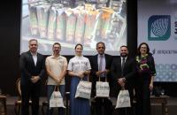  Fotografia em ambiente fechado. Em primeiro plano, os seis participantes do painel