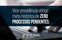 Arte gráfica na cor azul e branca. Ao fundo, imagem de um notebook e a mão de uma pessoa branca.