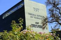 Fotografia em ambiente externo que mostra a fachada do TST - Tribunal Superior do Trabalho e do CSJT.