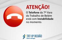Arte gráfica com fundo cinza nas cores branco e vermelho. Do lado esquerdo, um ícone de um telefone.