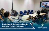 Fotografia em ambiente fechado, onde é realizada uma audiência telepresencial. 