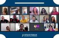 Arte gráfica com fundo azul e traz um print de uma tela de curso online e reúne dezenas de pessoas, entre homens e mulheres
