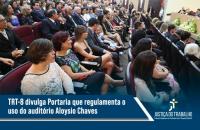 Arte gráfica com uma fotografia em ambiente interno e reúne dezenas de pessoas sentadas no auditório. 