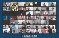 A imagem que acompanha o texto reproduz a tela da videoconferência entre a professora e os servidores durante a palestra.