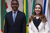 Fotografia que acompanha o texto mostra os dois servidores, Humberto e Lilian, lado a lado, sorrindo.
