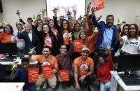 #PraTodosVerem: Fotografia colorida, mostra a equipe gestora do Judiciário Fraterno e várias das pessoas atendidas pelo projeto 