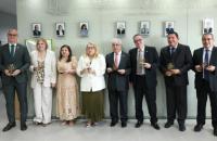 Fotografia colorida dos desembargadores do TRT-8, ex-diretores e a atual diretora, com suas placas comemorativas de 23 anos