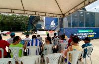 Foto da Carreta Itinerante do TRT-8 estacionada em uma ampla área pública, ao ar livre, ao lado de uma concha acústica, em Ourém