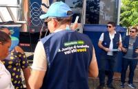 Fotografia de servidores do TRT-8 realizando atendimento 