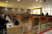 Fotografia panorâmica da Sala do Pleno, com seus desembargadores em sessão de julgamento.