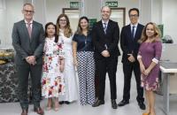 Fotografia colorida. Posam para a foto, magistrados e servidores do TRT-8 durante a abertura da semana da conciliação em Belém.