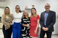 #ParaTodosVerem: Fotografia colorida em ambiente fechado. Posam para a foto 4 servidoras e o Diretor Secretario da 9ª VT de Belé