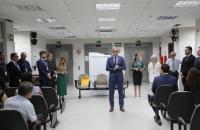 ParaTodosVerem: Fotografia no Fórum Trabalhista de Belém. Centralizada na foto está o presidente do TRT-8 falando enquanto homen