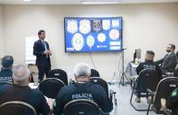 Fotografia em ambiente fechado que reúne dezenas de pessoas participando de um curso.