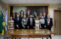 Servidores do TRT-8 posam junto a Lucas Vieira na sala da presidência, após a cerimônia de posse.