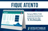 Centralizado na parte superior do card, a frase "Fique atento". Abaixo, uma faixa branca ao lado direito 