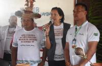 A juíza do Trabalho Núbia Guedes ao lado de lideranças indígenas, fala em microfone durante a itinerância do TRT-8 ao Oiapoque