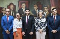 Fotografia colorida. Lado a lado, posam os dois novos servidores, o presidente e a vice do TRT-8 e a diretora-geral.