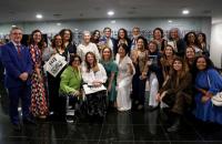 Fotografia colorida em ambiente  fechado, contendo homens e mulheres sorrindo— Foto: ASCOM8