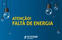 #ParaTodosVerem: Arte na cor azul com letras amarelas com o texto: Falta de energia elétrica. Na arte aparecem nove desenhos de 