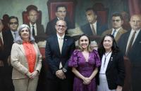 Fotografia em ambiente fechado que reúne um homem e três mulheres brancas