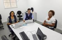 Fotografia de um atendimento presencial da Justiça do Trabalho. Na foto um homem e duas mulheres. 