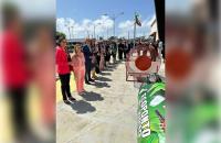 #ParaTodosVerem: Fotografia em ambiente externo que reúne dezenas de pessoas lado a lado. 