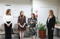 Fotografia que reúne quatro mulheres lado a lado.