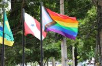 Fotografia da bandeira LGBTQIAPN+ hasteada na Sede do TRT-8