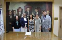 Fotografia que reúne quatro mulheres e um homem, todos lado a lado